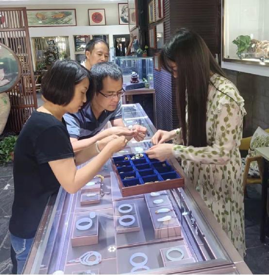 迎十四运展放中国国粹•校企联手弘扬东方艺术 西安市大雁塔旁的“瑾玉世家”崇尚历史文化传承祖辈智慧