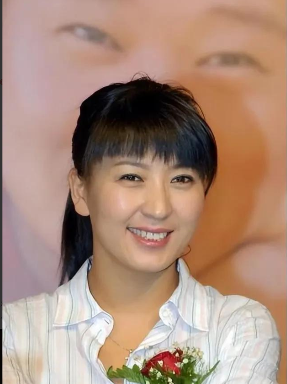 原来闫学晶的儿子就是他，也是演员，戏里戏外都是母子俩，没认出