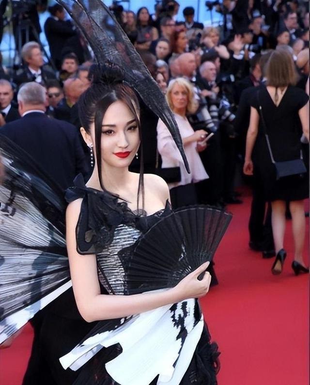 叛逆少女蓝燕：一纸三级合约铸就东方第一3D女神传奇？