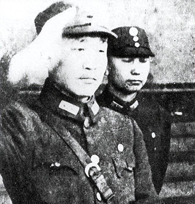 1971年，杨振宁和岳父杜聿明第一次见面的合影，他毕恭毕敬站一旁