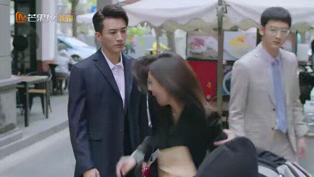 《夜色暗涌时》开播：剧情老土，刘学义霸总有味道，郑希怡客串