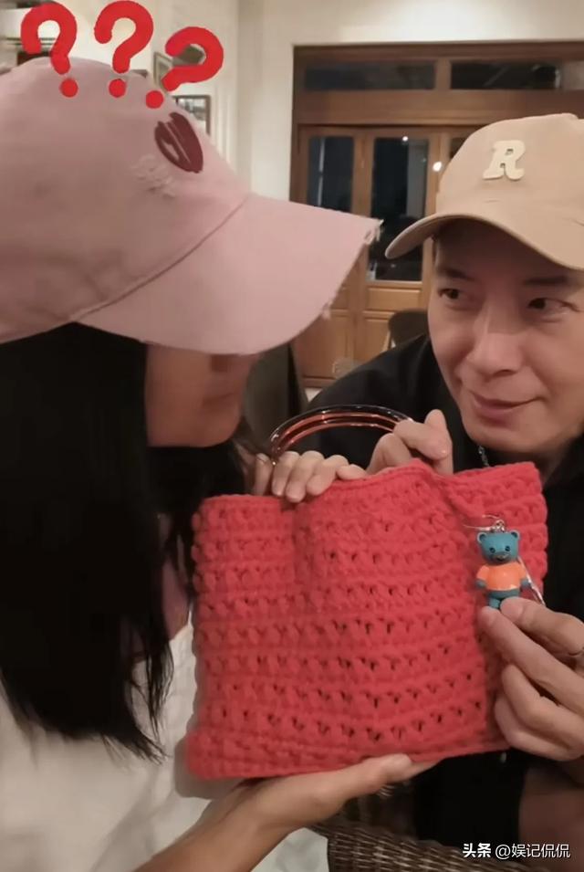 53岁瞿颖近照曝光！素颜出镜模样大变,与戴军泰国聚餐,眼神引热议