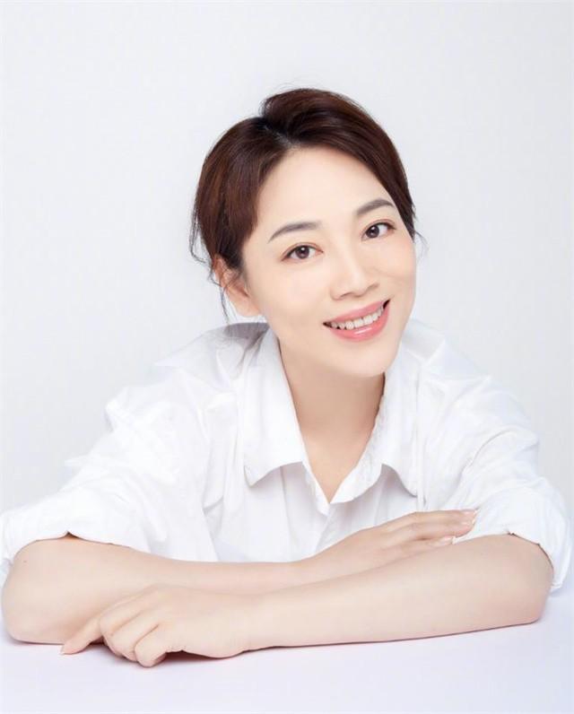 央视主持劳春燕：与丈夫分居16年，38岁高龄产子，今51岁知性端庄