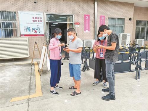 职场新人姐妹花 一线抗疫不惧怕