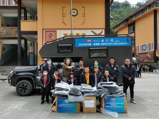 自驾房车五万里横穿“滇藏新甘青”，这个上海男人为何坚持搞“体育公益助学”
