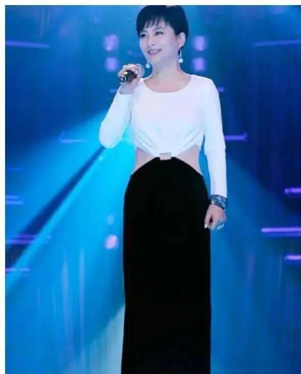 “兔子精”李玲玉，与丈夫分居11年被传离婚，今一家三口很幸福