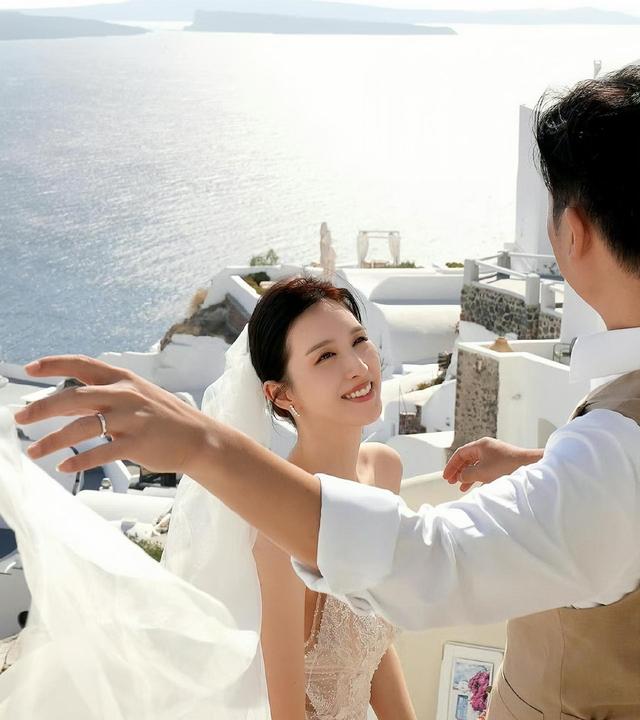恭喜！香港知名女星毫无预警宣布结婚，与大51岁富商恋爱轰动一时
