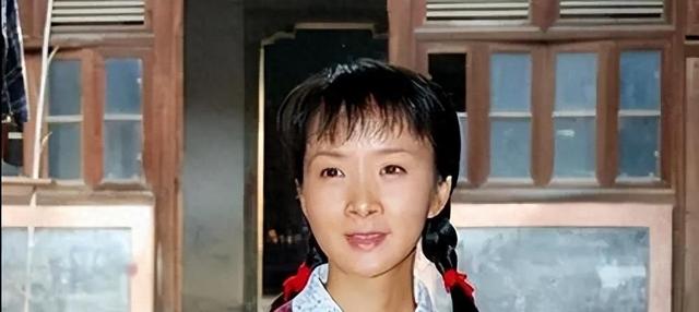 50岁演员谢兰被曝定居美国，低调回国近照变化大，脸泛油光不对称