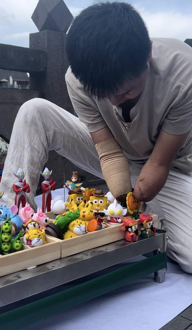 成都都江堰:“无手”小哥捏出精美泥塑作品 励志人生获百万粉丝关注丨看见正能量
