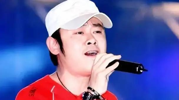 刀郎广州演唱会座无虚席，场外众多粉丝合唱刀郎经典歌曲，