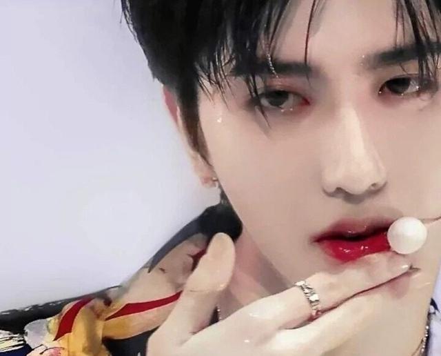 留胡子、秀肌肉，“扫娘风暴”过后，小鲜肉终于硬起来了