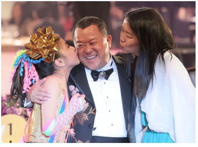 曾志伟的四个孩子：一个名导，一个败家，一个远嫁，一个50岁未婚