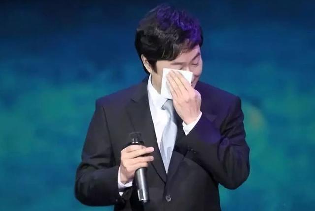 费玉清68岁哥哥放狠话！接受专访罕见动怒：40年来已帮她还2.5亿
