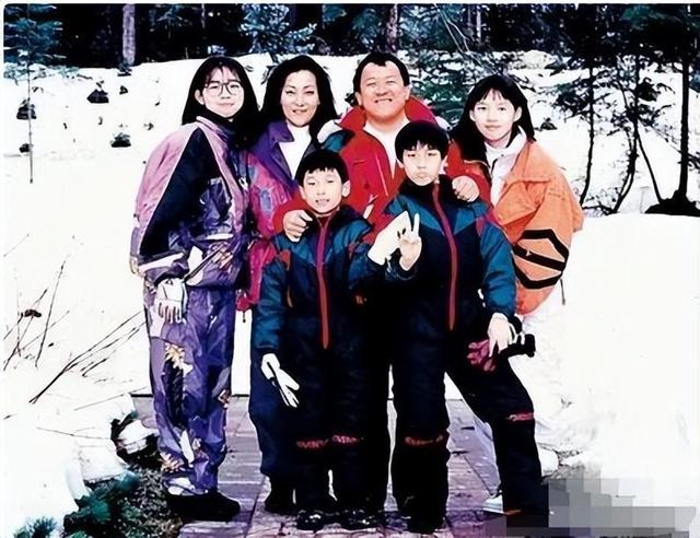 曾志伟的四个孩子：一个名导，一个败家，一个远嫁，一个50岁未婚