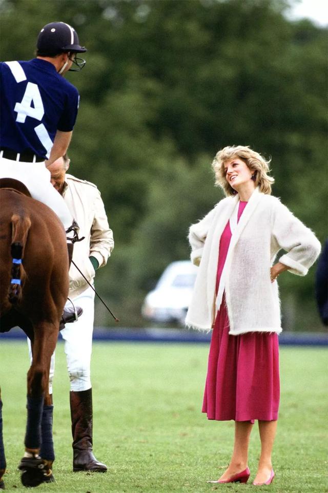 1985年,戴安娜穿着白色的长裙翩翩起舞,查尔斯却嫌弃她过于张扬