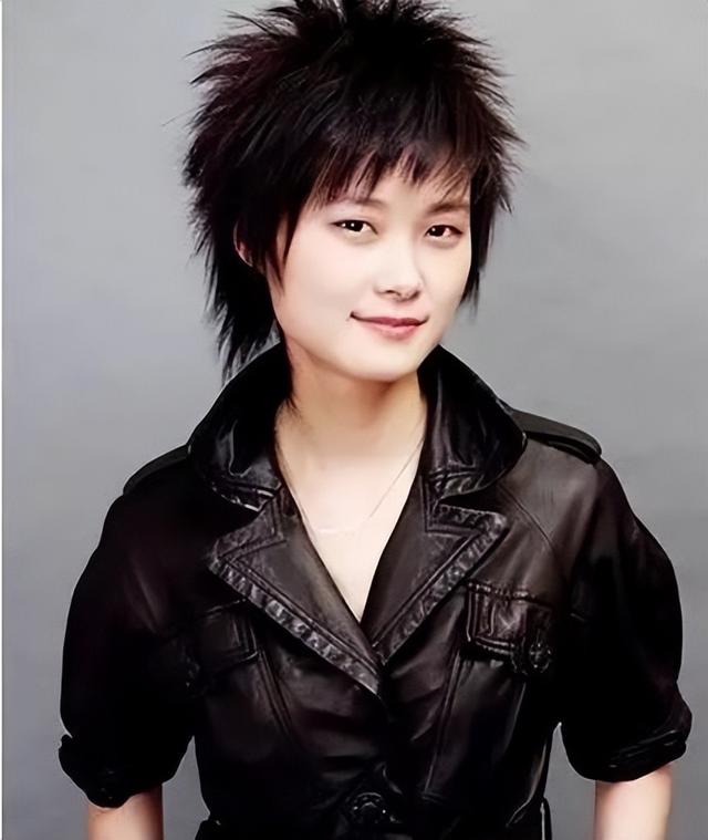 李宇春之母徐圣云：担心女儿的婚事，求媒体放过女儿