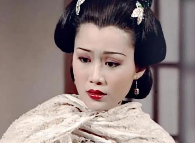 6版《天龙八部》李青萝对比：少时不知舅妈美，只顾看神仙姐姐了
