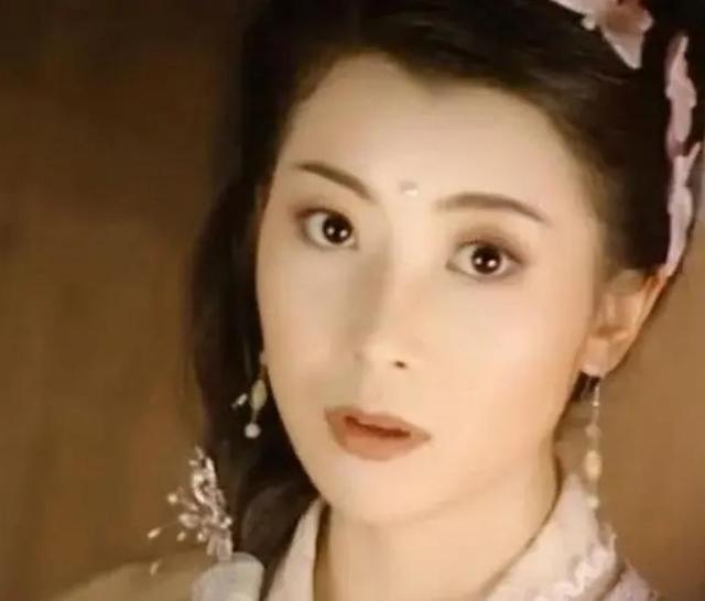6版《天龙八部》李青萝对比：少时不知舅妈美，只顾看神仙姐姐了