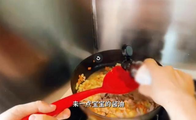 40岁谢娜给女儿们做菜,素颜状态好,生完二胎恢复佳,被夸好贤惠