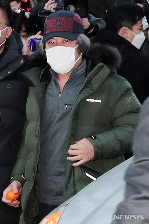 背着手连鞠两躬，“素媛案”原型罪犯今出狱！曾称要见受害者，居民聚众抗议