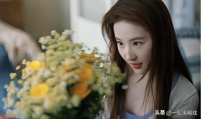 刘亦菲性感大红唇，她的颜值从未输过