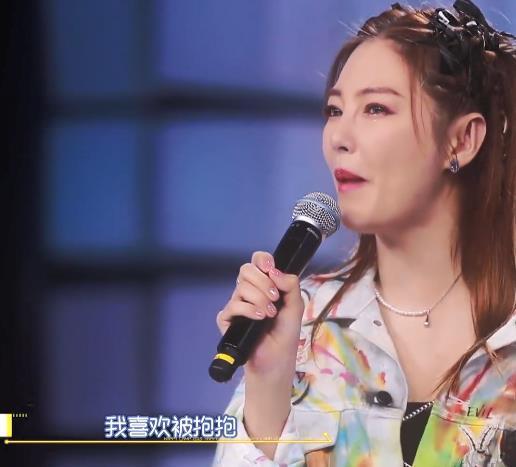 183白敬亭跟166张雨绮同台,摸头、捧脸很甜蜜,身高差最萌