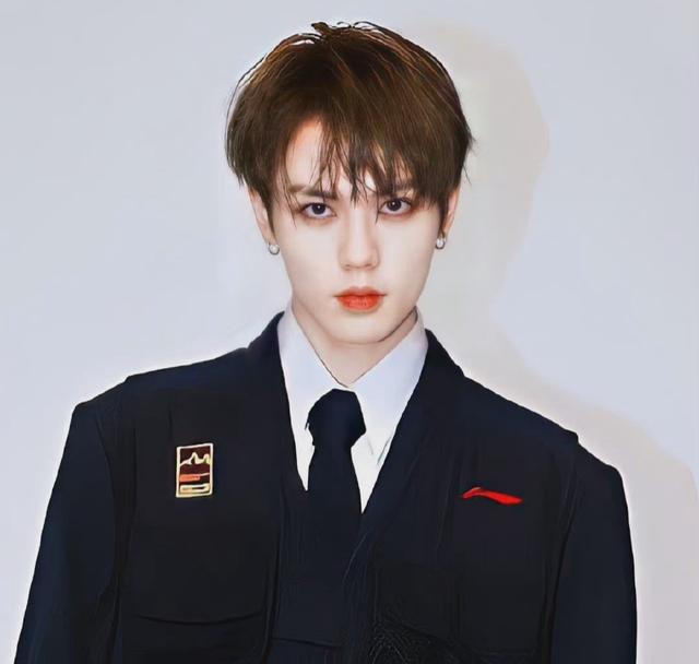 留胡子、秀肌肉，“扫娘风暴”过后，小鲜肉终于硬起来了