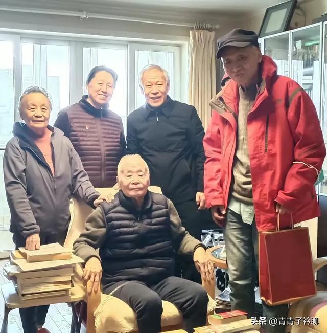 院士何祚庥与项立刚隔空交锋，两代科技人互不相让