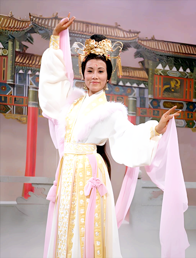 汪明荃上春晚引关注！她患双癌，丈夫罗家英患肝癌