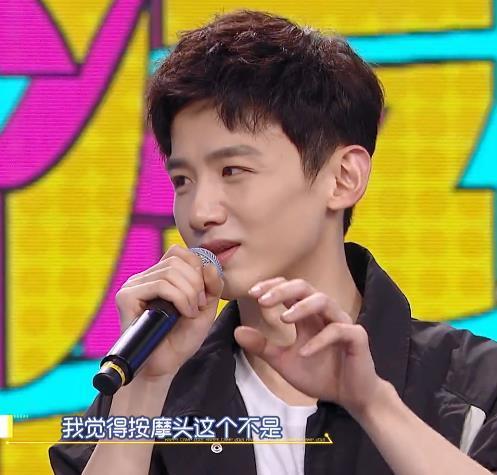 183白敬亭跟166张雨绮同台,摸头、捧脸很甜蜜,身高差最萌