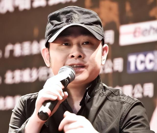 头婚嫌弃他穷,二婚把所有的爱都给了他,刀郎的成功,离不开妻子