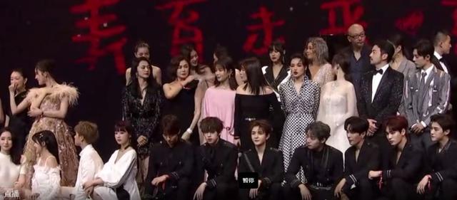 芭莎慈善夜明星大合照再现尴尬瞬间！无人敢站C位，主持人快急哭