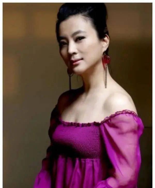 “兔子精”李玲玉，与丈夫分居11年被传离婚，今一家三口很幸福