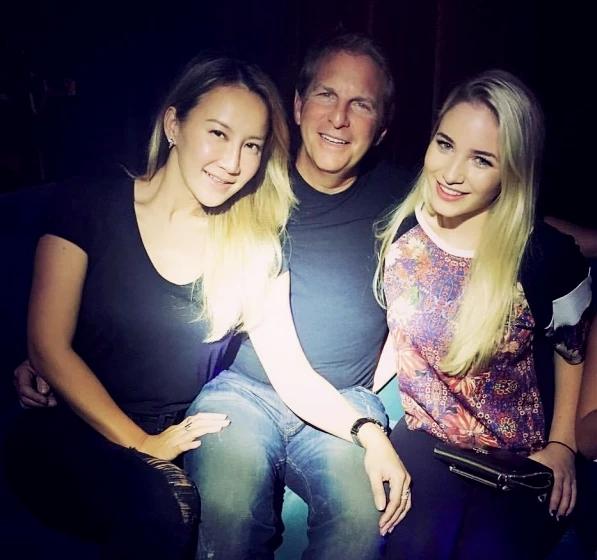 李玟一家四口罕见曝光，两个女儿颜值超高，身材性感像明星