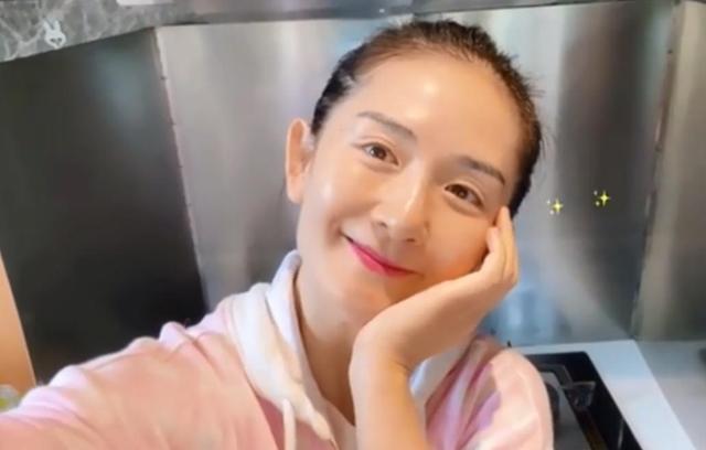 40岁谢娜给女儿们做菜,素颜状态好,生完二胎恢复佳,被夸好贤惠