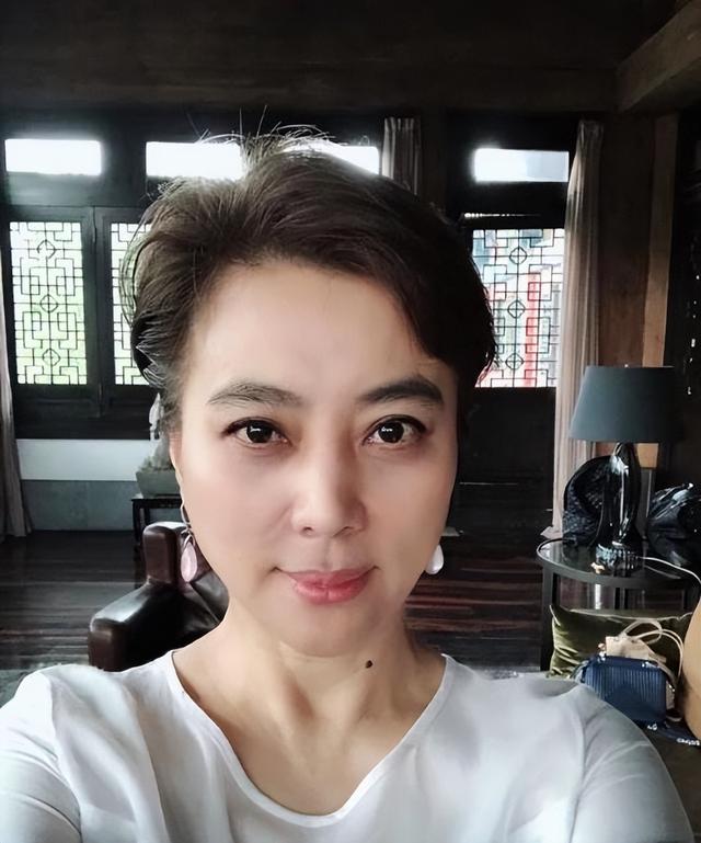 “兔子精”李玲玉，与丈夫分居11年被传离婚，今一家三口很幸福