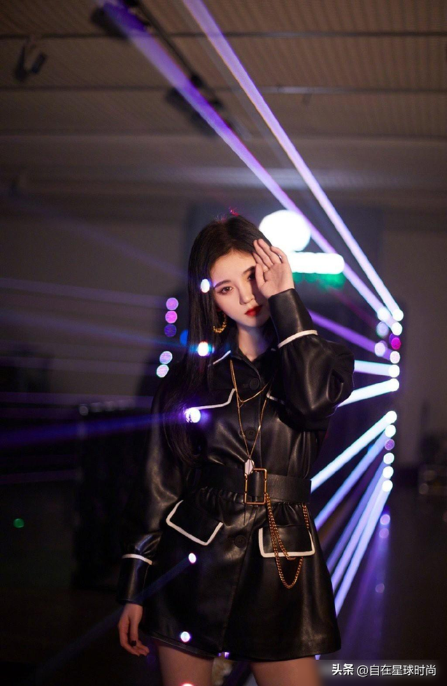 鞠婧祎真是“美丽冻人”！大冬天光腿穿破洞裤走机场，为时髦拼了