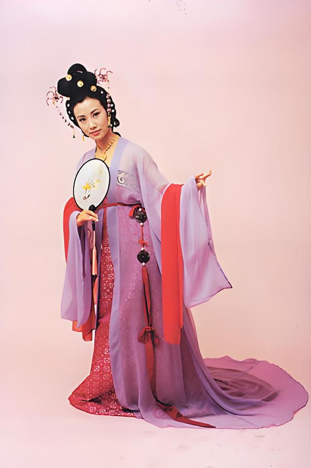 汪明荃上春晚引关注！她患双癌，丈夫罗家英患肝癌