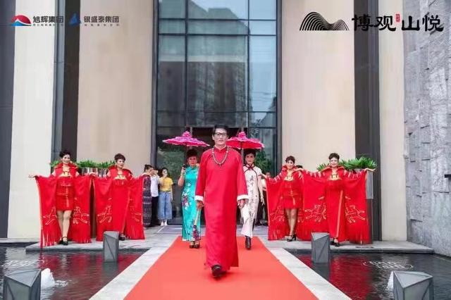 年代秀｜从运动服到瑜伽服，他的身上看不到岁月痕迹