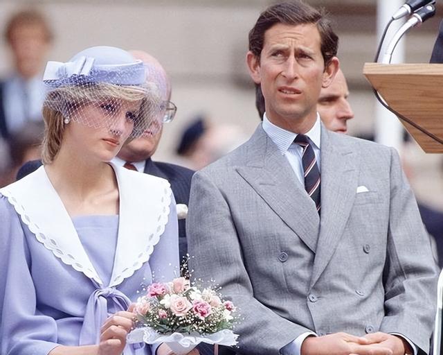 1985年,戴安娜穿着白色的长裙翩翩起舞,查尔斯却嫌弃她过于张扬