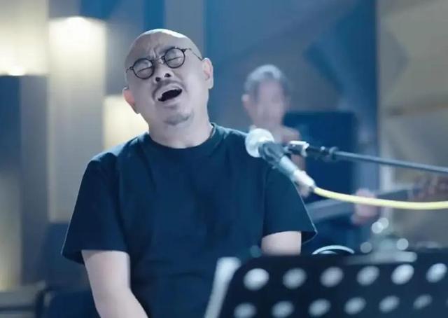 头婚嫌弃他穷,二婚把所有的爱都给了他,刀郎的成功,离不开妻子