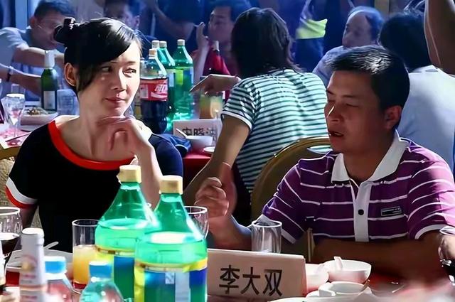 她被前夫一巴掌扇到离婚！二婚嫁世界冠军，如今54岁生活幸福