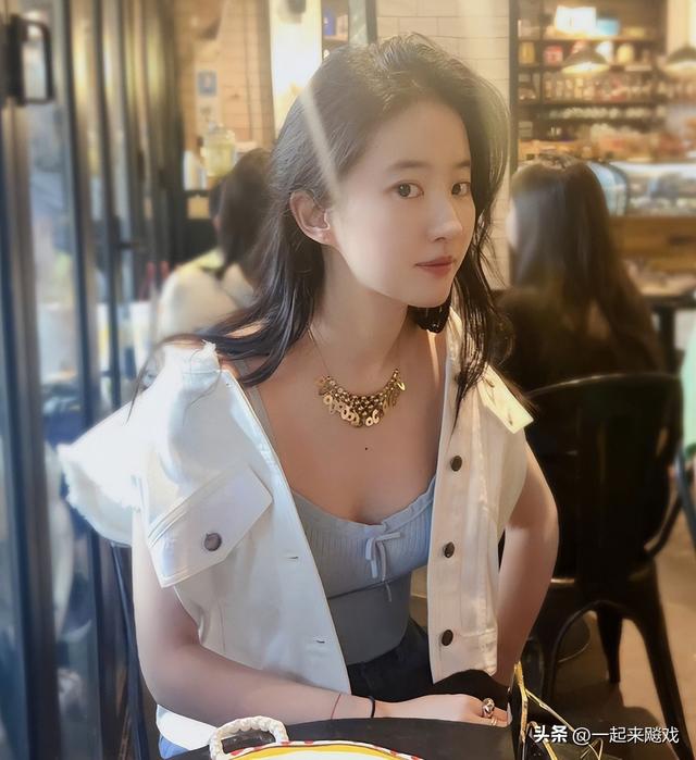 刘亦菲性感大红唇，她的颜值从未输过