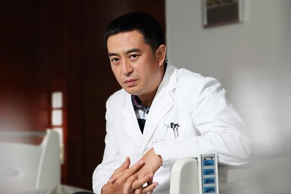 驼个背，抖个肩！张嘉译重新定义了什么叫萌大叔、什么叫真土豪