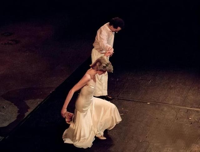 1985年,戴安娜穿着白色的长裙翩翩起舞,查尔斯却嫌弃她过于张扬