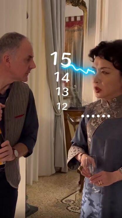 54岁金星与老公秀恩爱，靠汉斯肩膀好甜，网友：像个慈祥的老太太