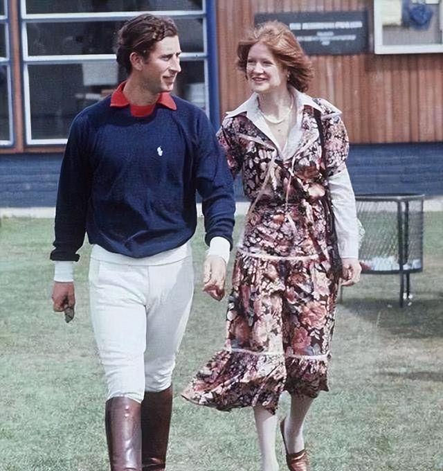 1985年,戴安娜穿着白色的长裙翩翩起舞,查尔斯却嫌弃她过于张扬
