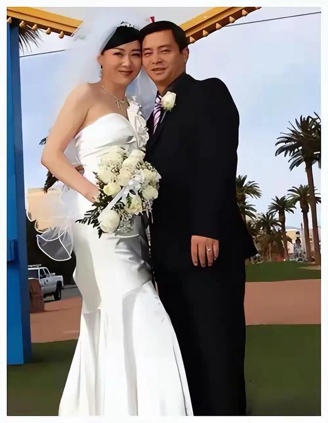 她被前夫一巴掌扇到离婚！二婚嫁世界冠军，如今54岁生活幸福