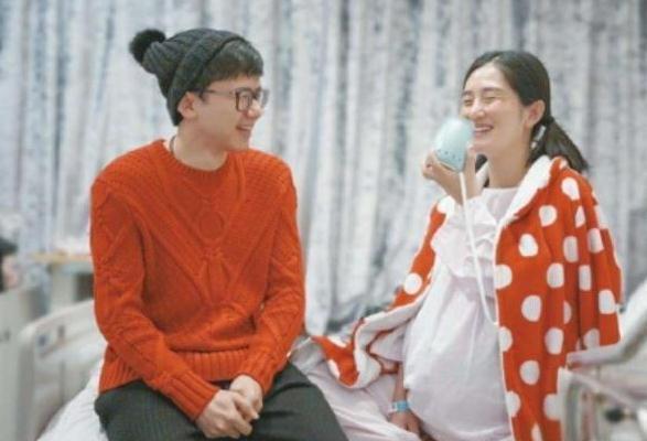 40岁谢娜给女儿们做菜,素颜状态好,生完二胎恢复佳,被夸好贤惠