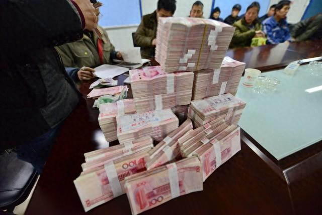 回家的诱惑：农民工辛苦赚来的钱，在赌桌上灰飞烟灭！